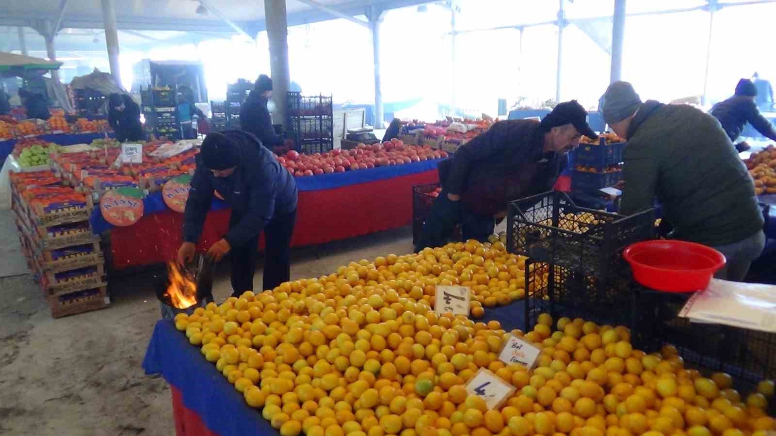 K&uuml;tahyalı pazarcılar tenekede ateş yakarak ısınıyor
