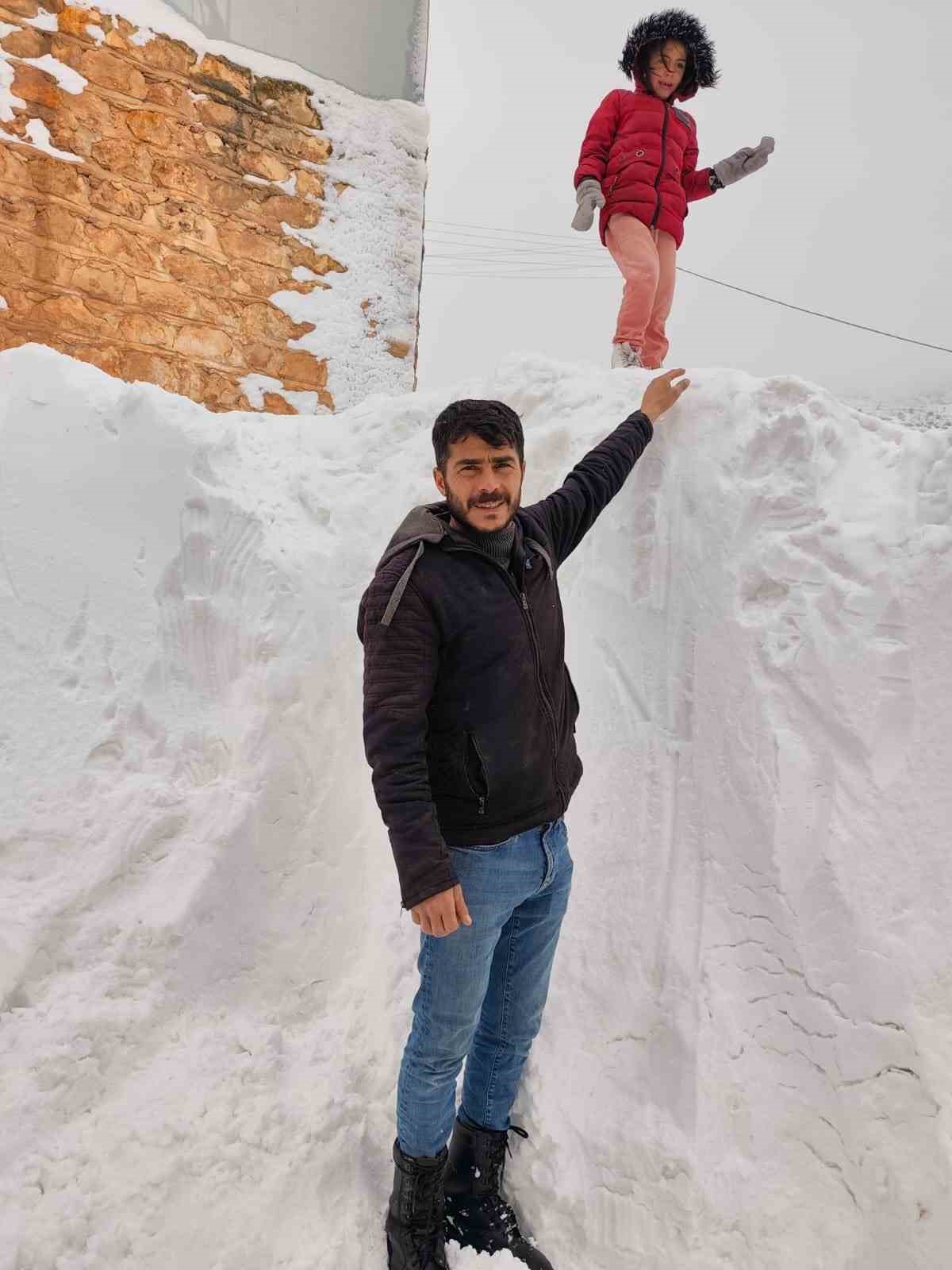 Gerc&uuml;ş&rsquo;te kar, arabaların boyunu ge&ccedil;ti

