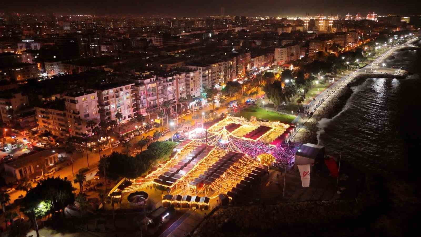 Mersin&rsquo;de 2026 coşkusu sokaklara taştı
