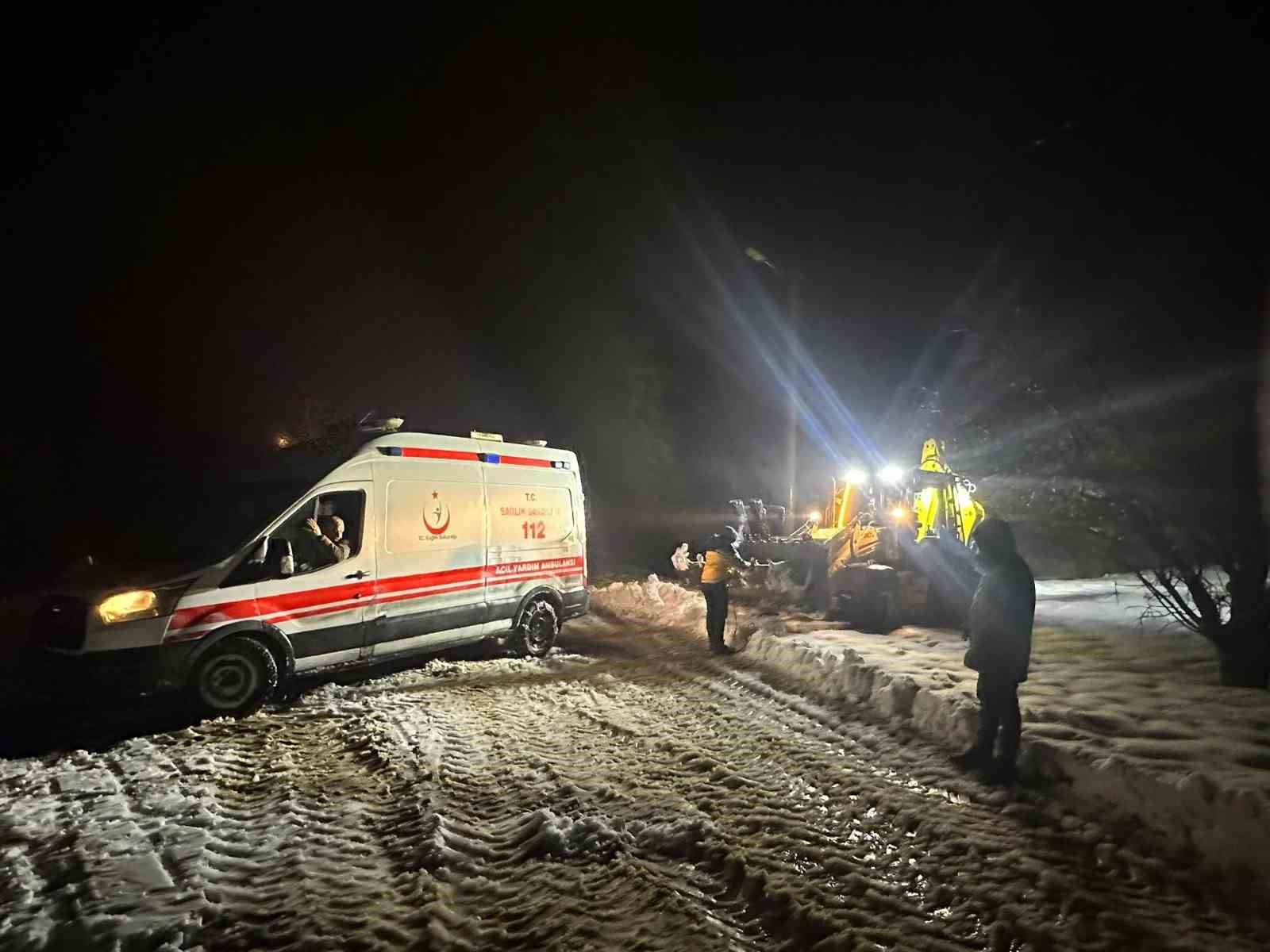 Mardin&rsquo;de yolda mahsur kalan ambulansı belediye ekipleri kurtardı
