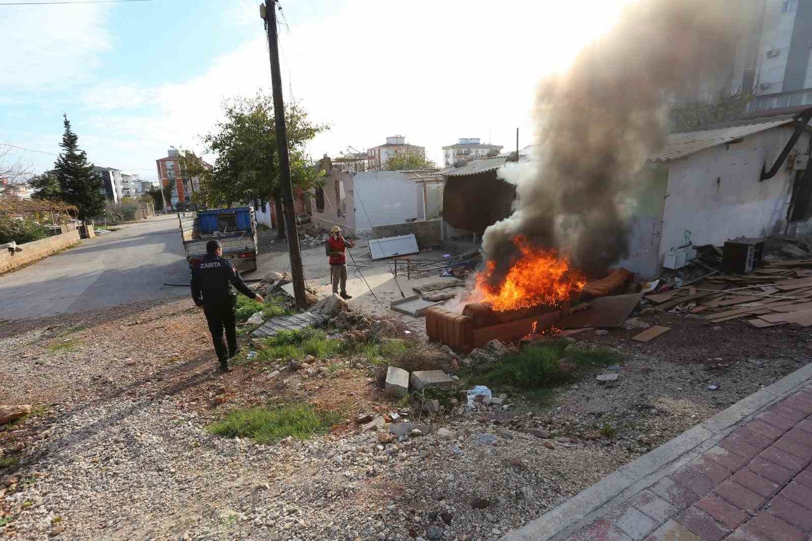 Hurdacının &ccedil;evreyi kirletip &rsquo;Bu sefer bişeyler yapın&rsquo; talebine  zabıtadan &rsquo;Vazifede merhamet yok&rsquo;  cevabı
