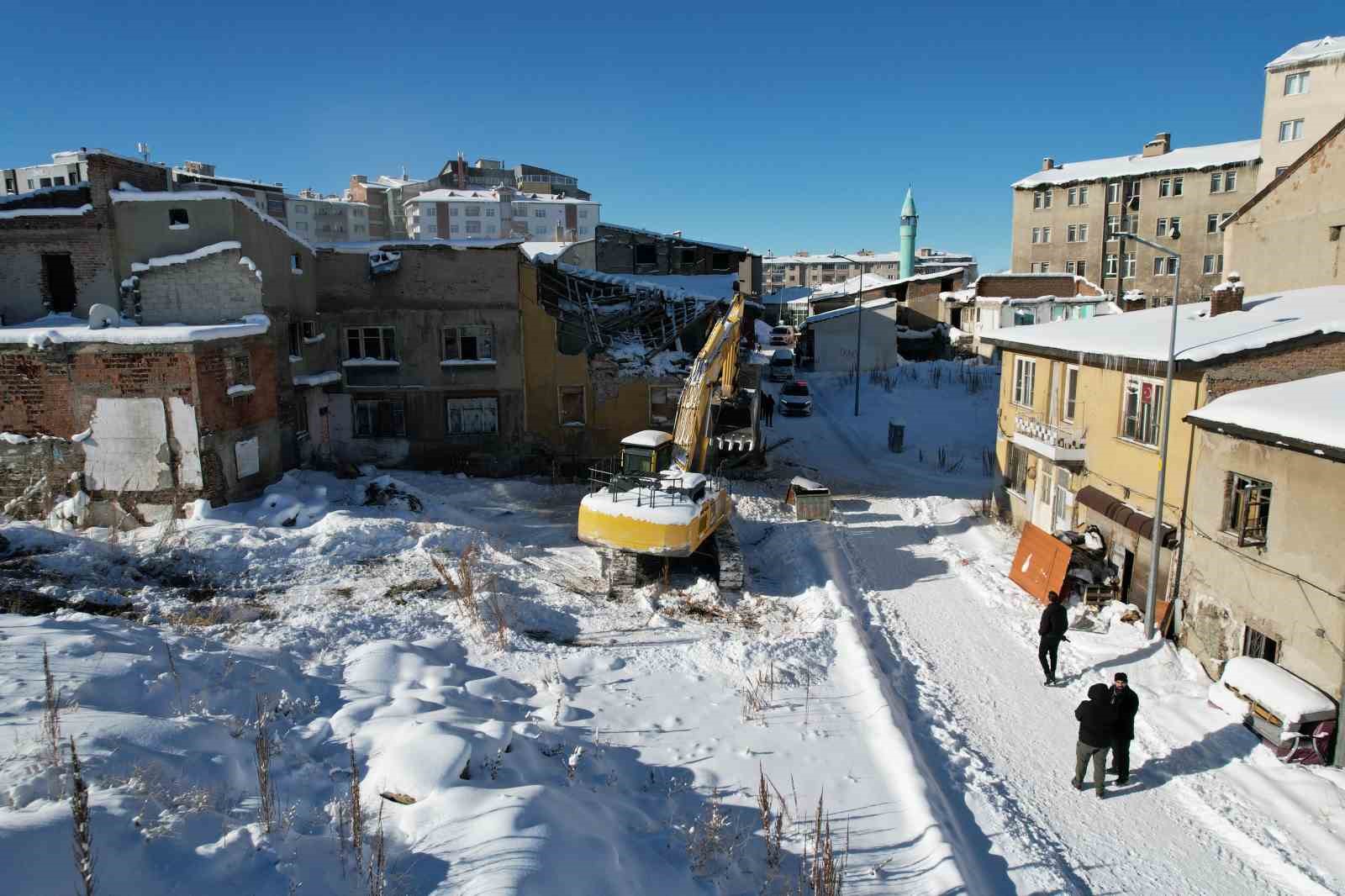 Erzurum&rsquo;da metruk binalar yıkılıyor
