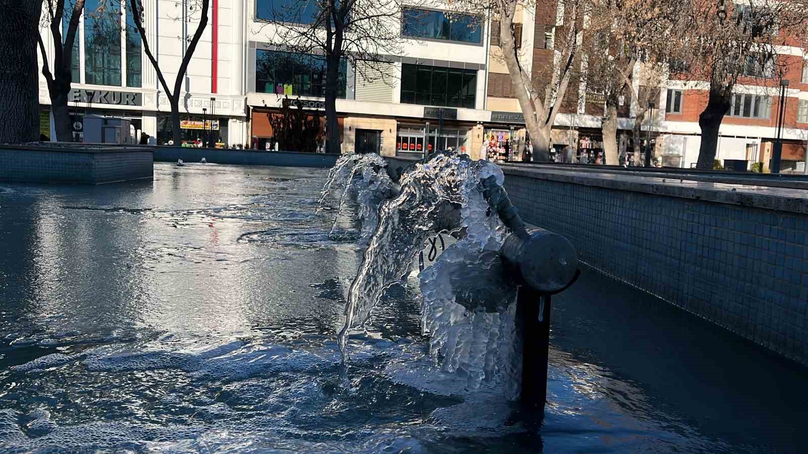 Konya&rsquo;da soğuktan s&uuml;s havuzları buz tuttu
