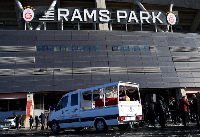 Gökmen Özdenak için stadyumda tören düzenlendi