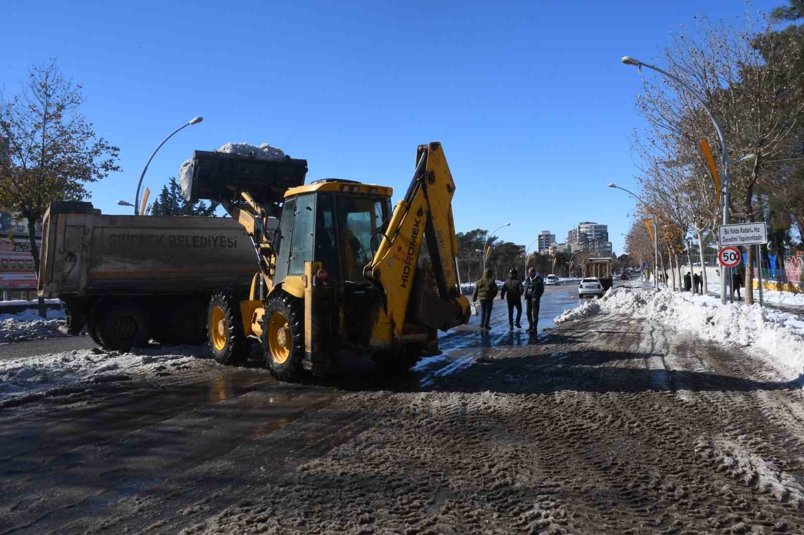 Siverek&rsquo;te kar k&uuml;tleleri kamyonlarla şehir dışına taşınıyor
