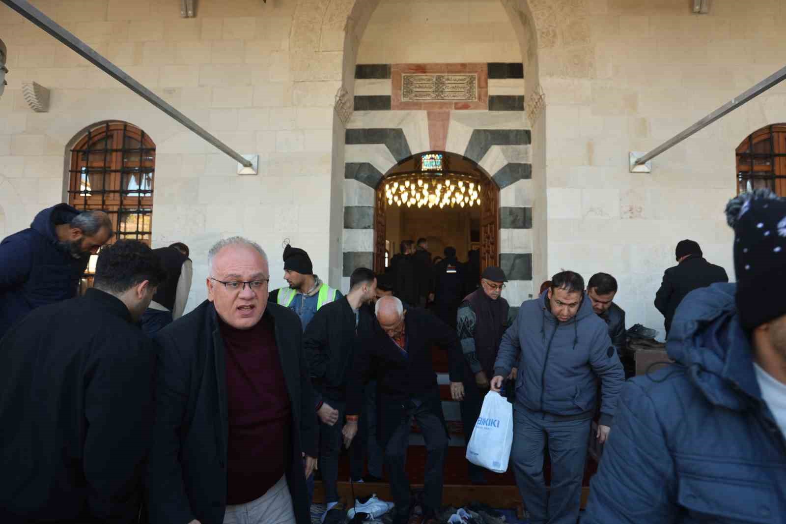 Asrın felaketinde yerle bir olan Habibi Neccar Camii&rsquo;nde 6 Şubat&rsquo;ın ardından ilk cuma namazı kılındı

