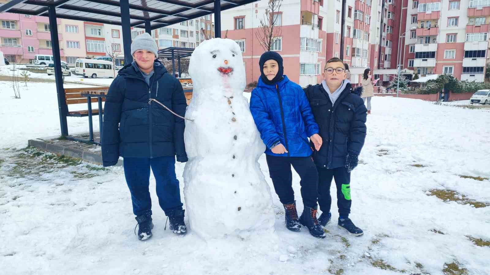 Yozgat&rsquo;ta kar bereketi: Hem doğa sevindi hem &ccedil;ocuklar
