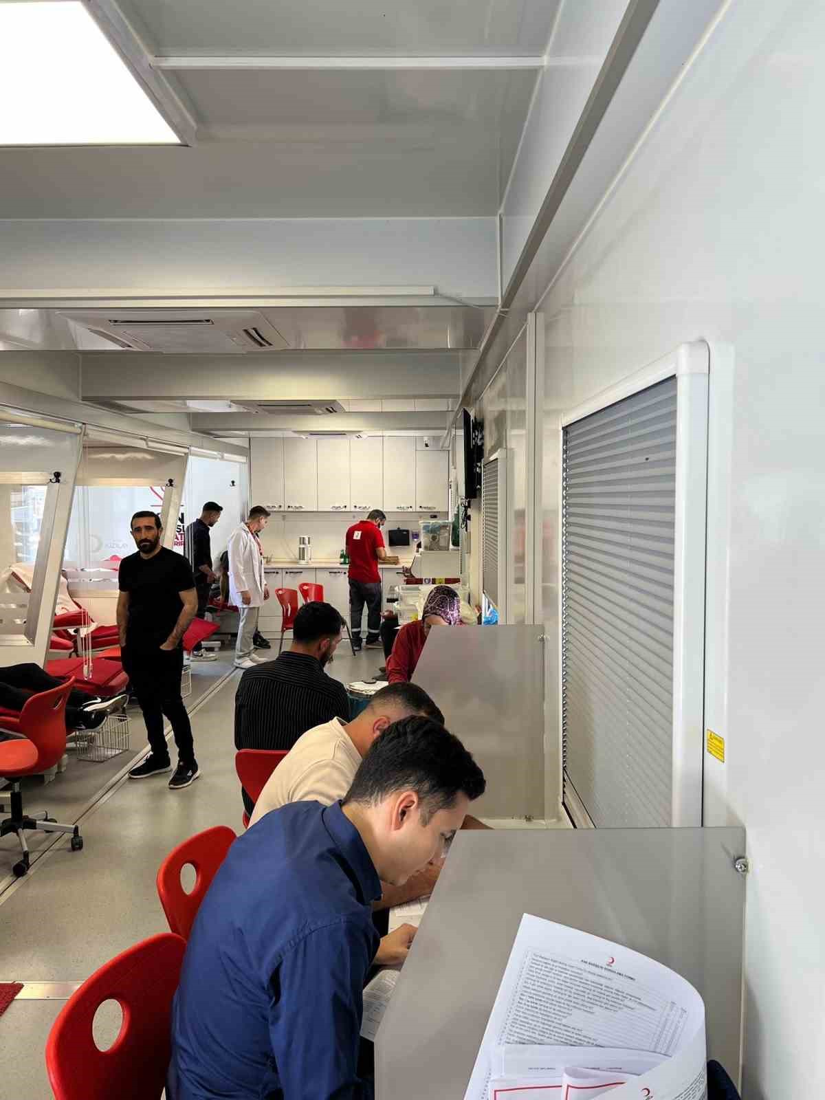 Çermik Kaymakamı Karataş, kan bağışında bulundu