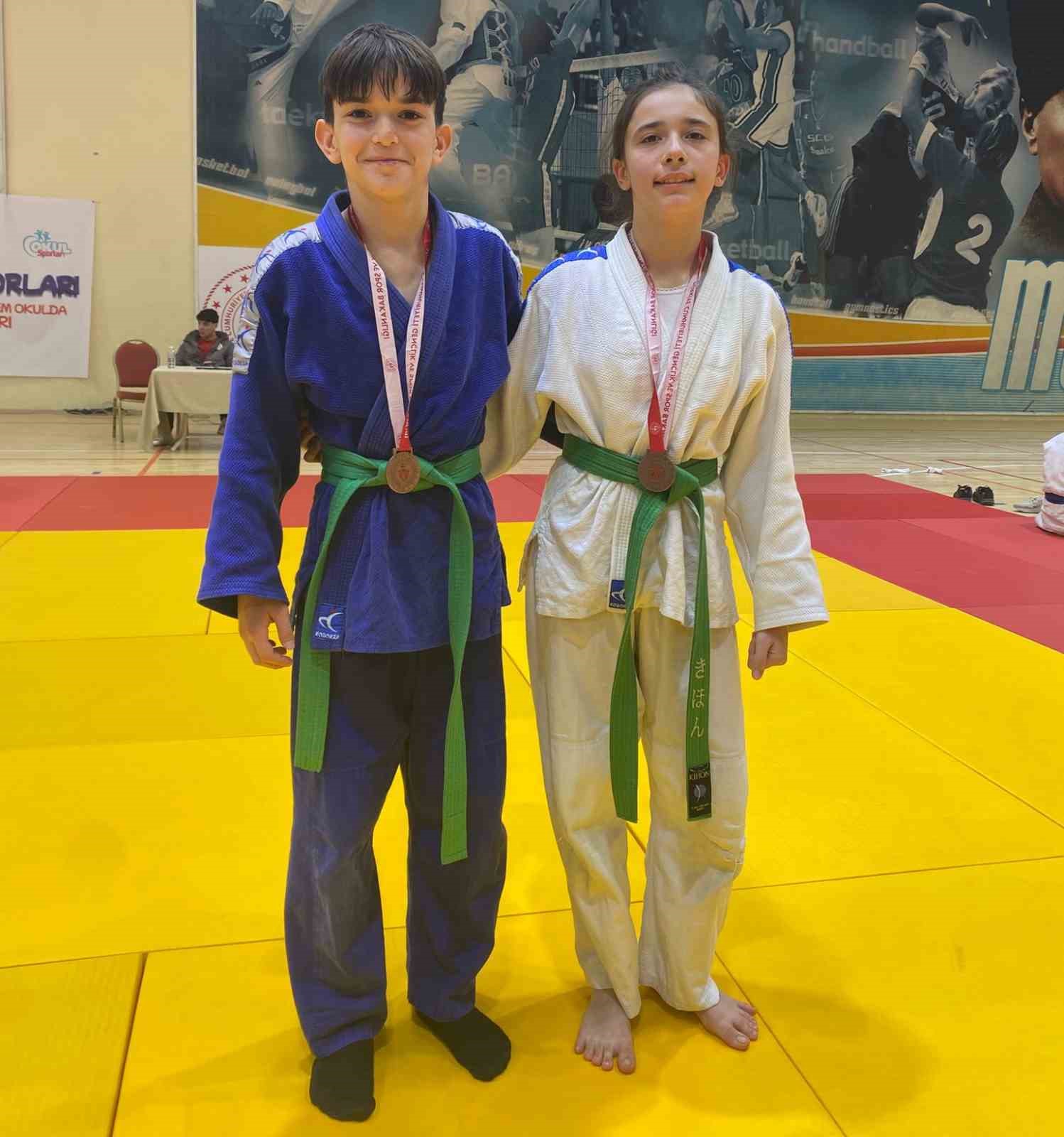 Salihli&rsquo;nin yıldız judocuları il birinciliğinde madalyaları topladı
