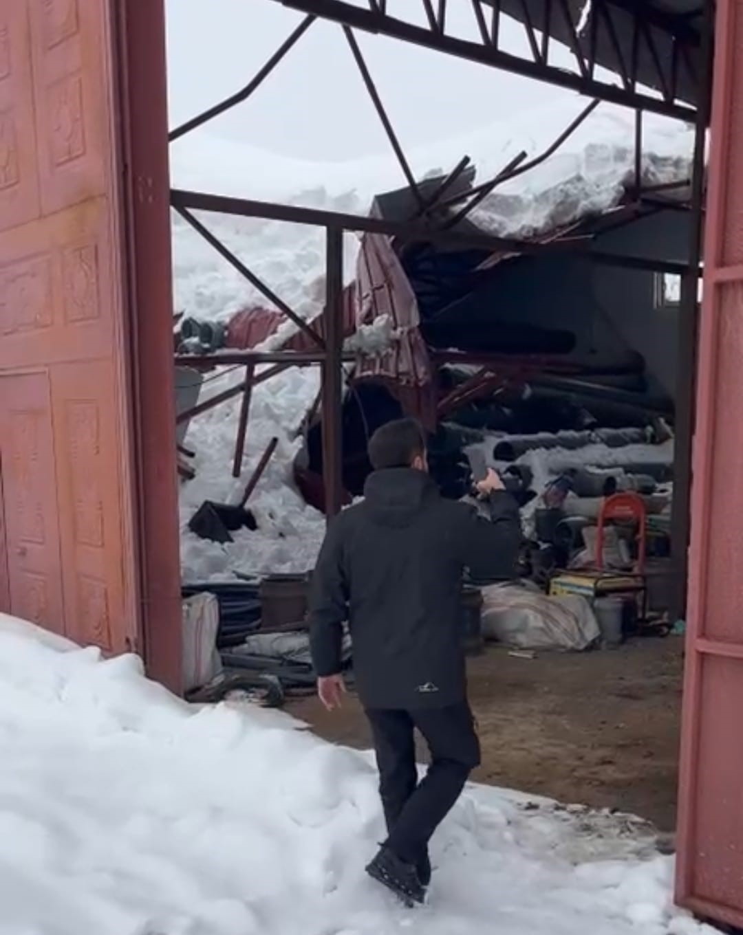 Derecik&rsquo;te ahır &ccedil;atısı &ccedil;&ouml;kt&uuml;
