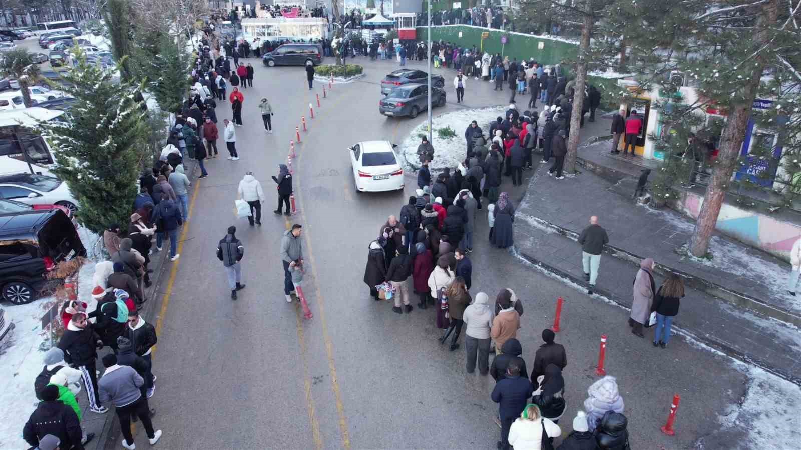 Uludağ&rsquo;da zirve yarışı...Teleferik kuyrukları metrelerce uzadı
