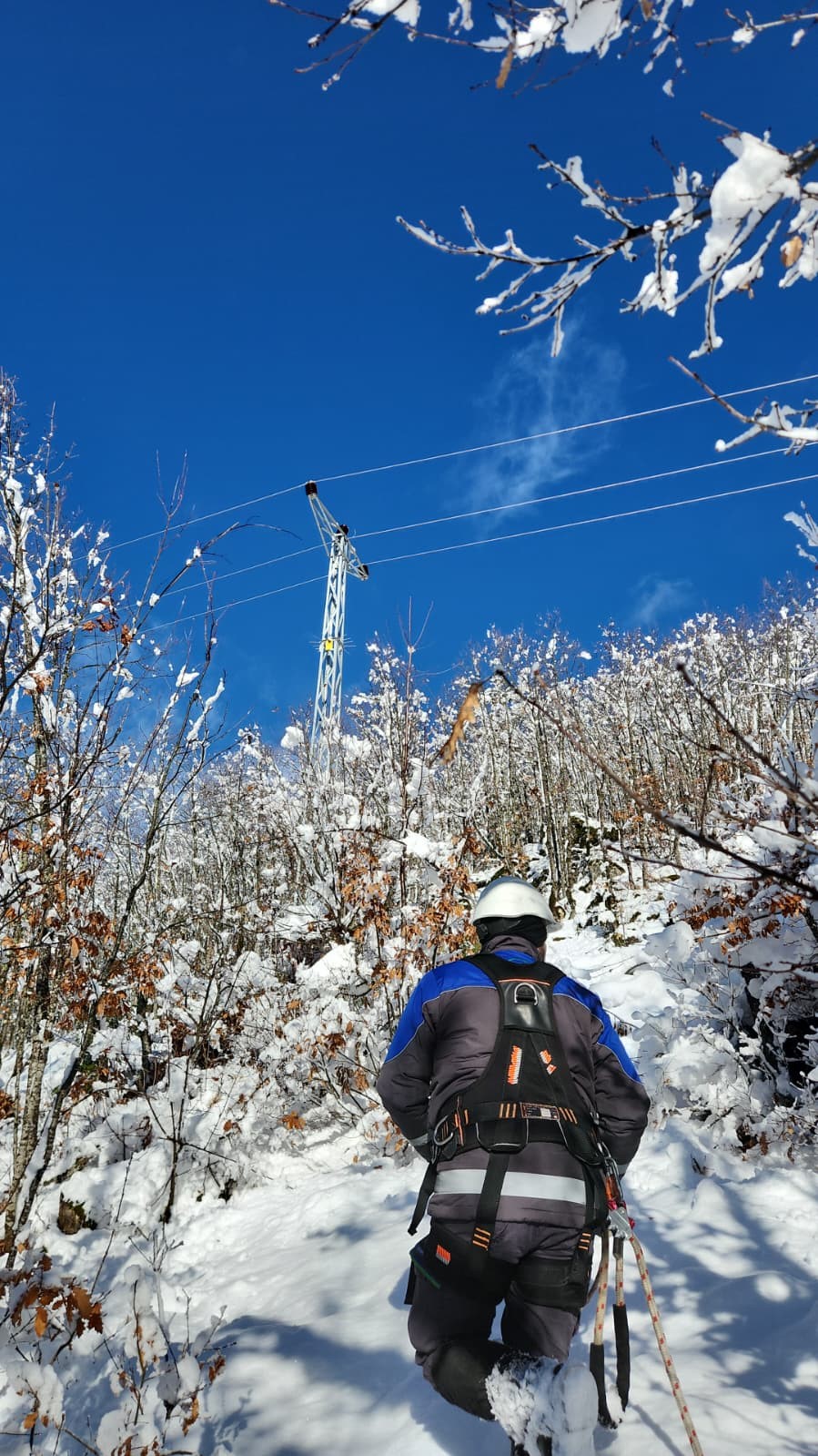 &Ccedil;oruh EDAŞ, yoğun kar yağışında kesintisiz enerji i&ccedil;in sahada
