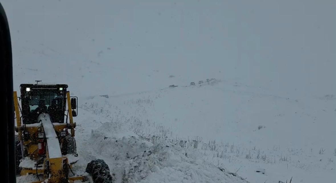 Artvin Valisi Turan Erg&uuml;n: "3 &ccedil;obanın &ccedil;ığ altında kaldığı y&ouml;n&uuml;nde bir bilgi geldi"