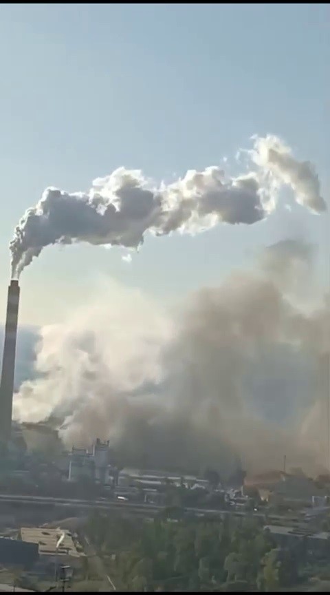 Fabrikada yaşanan patlamayla y&uuml;kselen duman paniğe neden oldu
