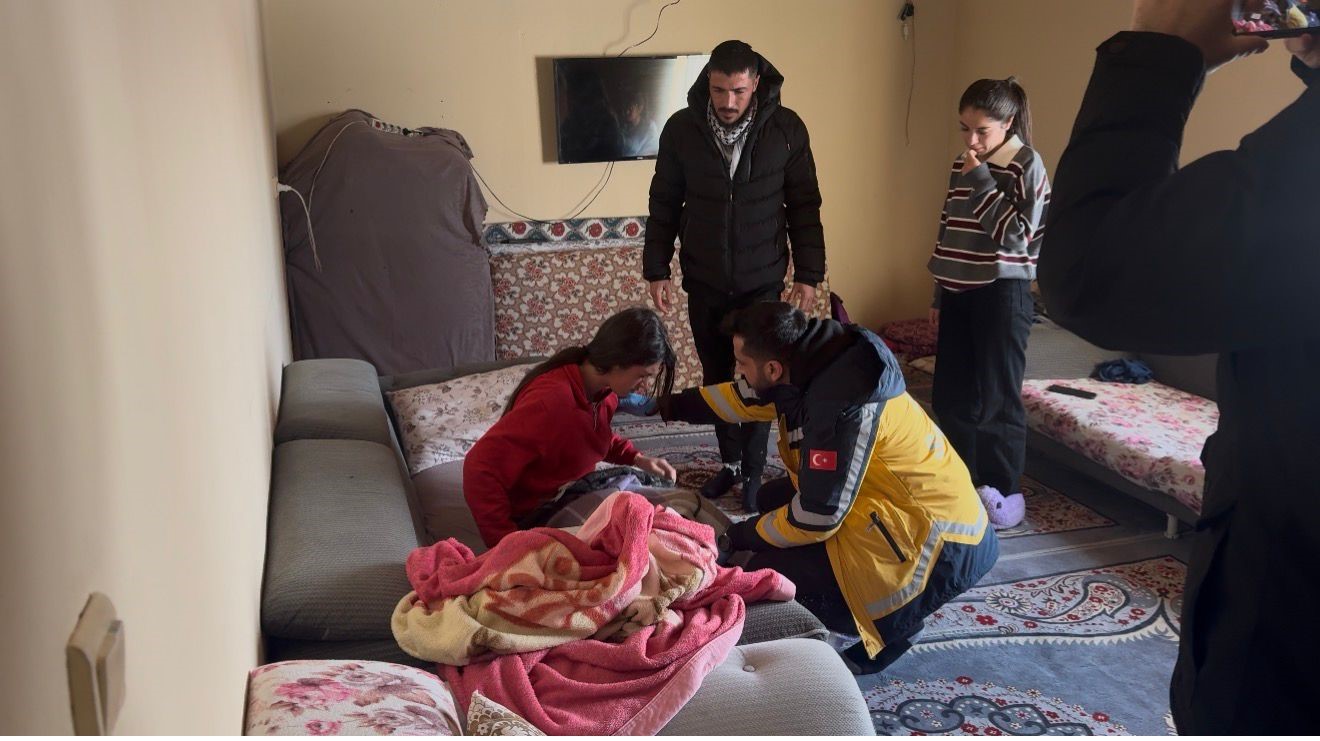 Ağrı Patnos Uzunca k&ouml;y&uuml;&rsquo;nde zamanla yarış: 15 yaşındaki hasta paletli ambulansla hastaneye g&ouml;t&uuml;r&uuml;ld&uuml;
