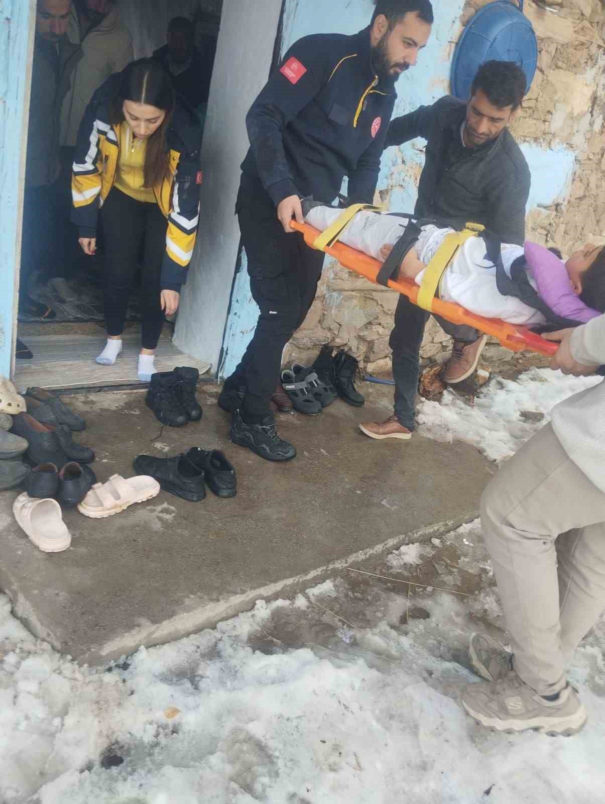 Karla m&uuml;cadele ekipleri yolları a&ccedil;ıyor, hastalara zamanında m&uuml;dahale yapılıyor
