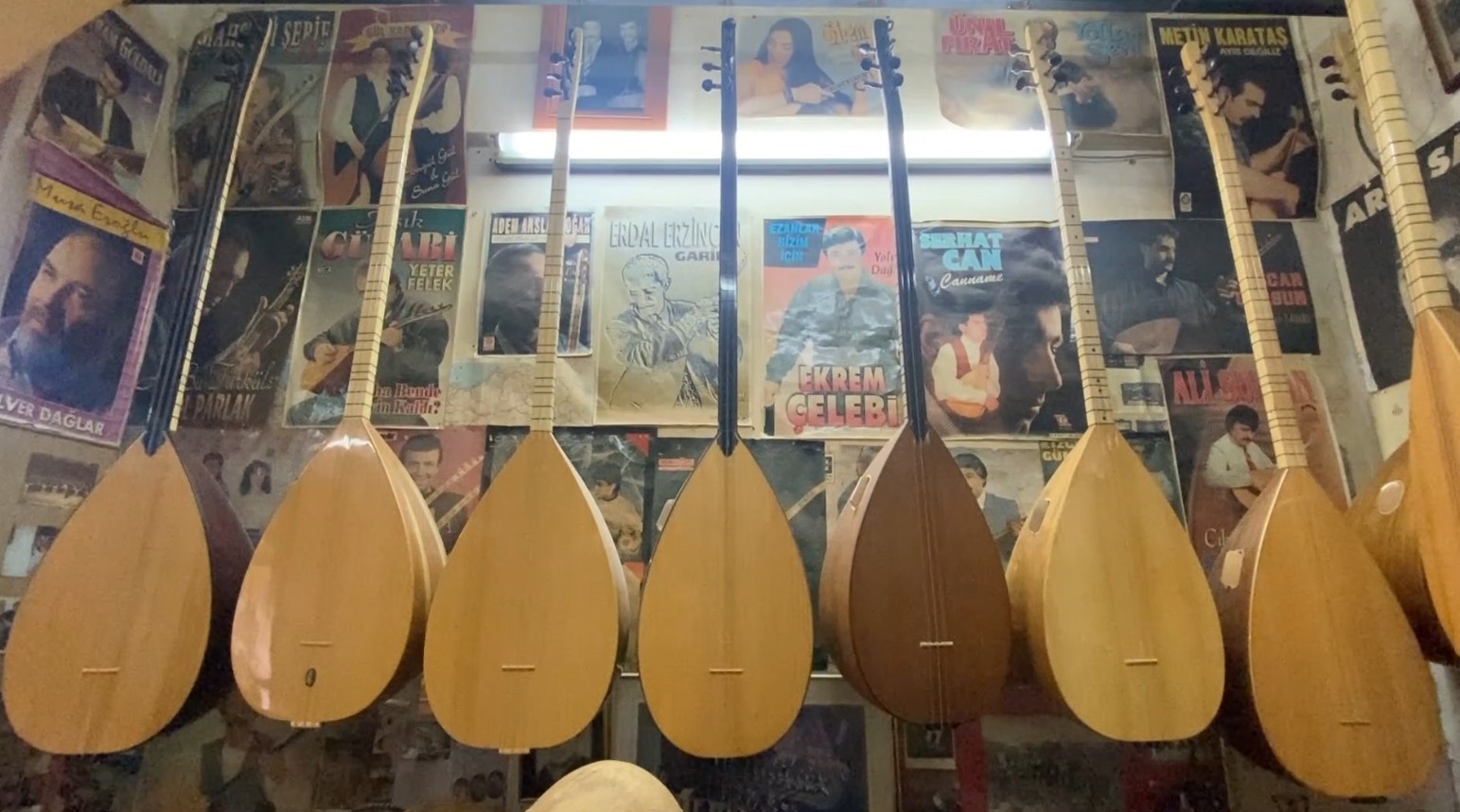 Yarım asırdır bağlamaya şekil veriyor, şimdi mesleğini &ccedil;ocuklarıyla s&uuml;rd&uuml;r&uuml;yor
