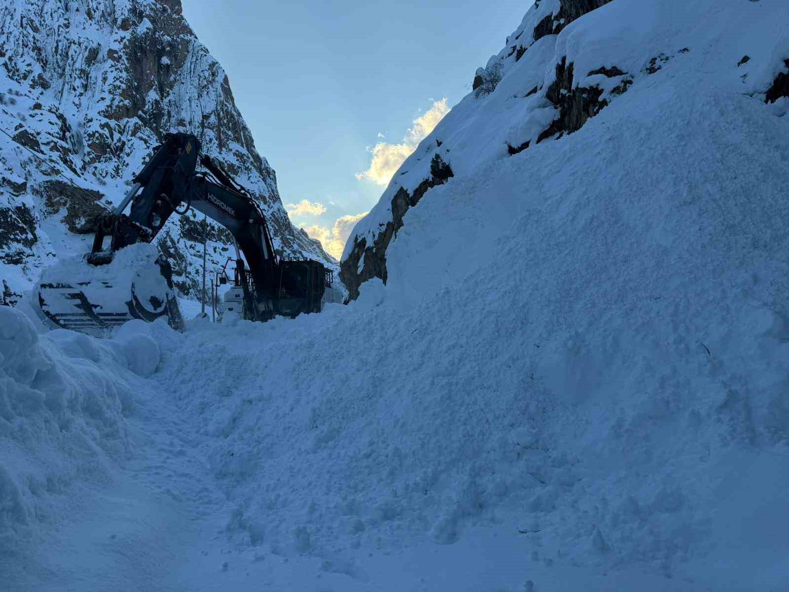 Hakkari-Van karayolu ulaşıma a&ccedil;ıldı
