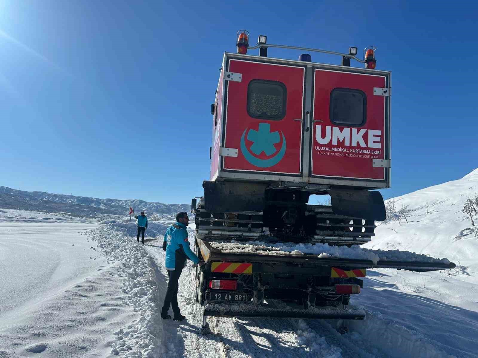 Bing&ouml;l&rsquo;de UMKE ekipleri zorlu kış şartlarında hastaya umut oldu
