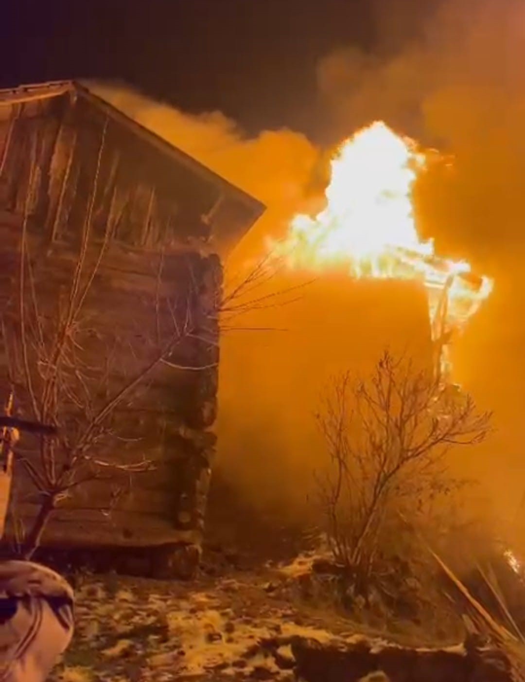 Samsun&rsquo;da gece yarısı korku dolu anlar: Kırsal mahallede iki ev alevlere teslim oldu
