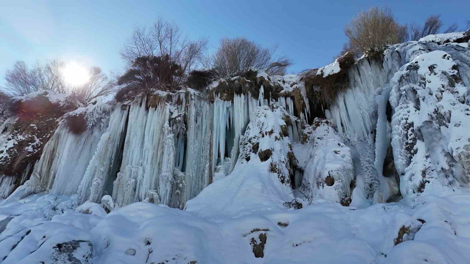 Erzincan&rsquo;da doğa dondu, Girlevik Şelalesi buz kesti
