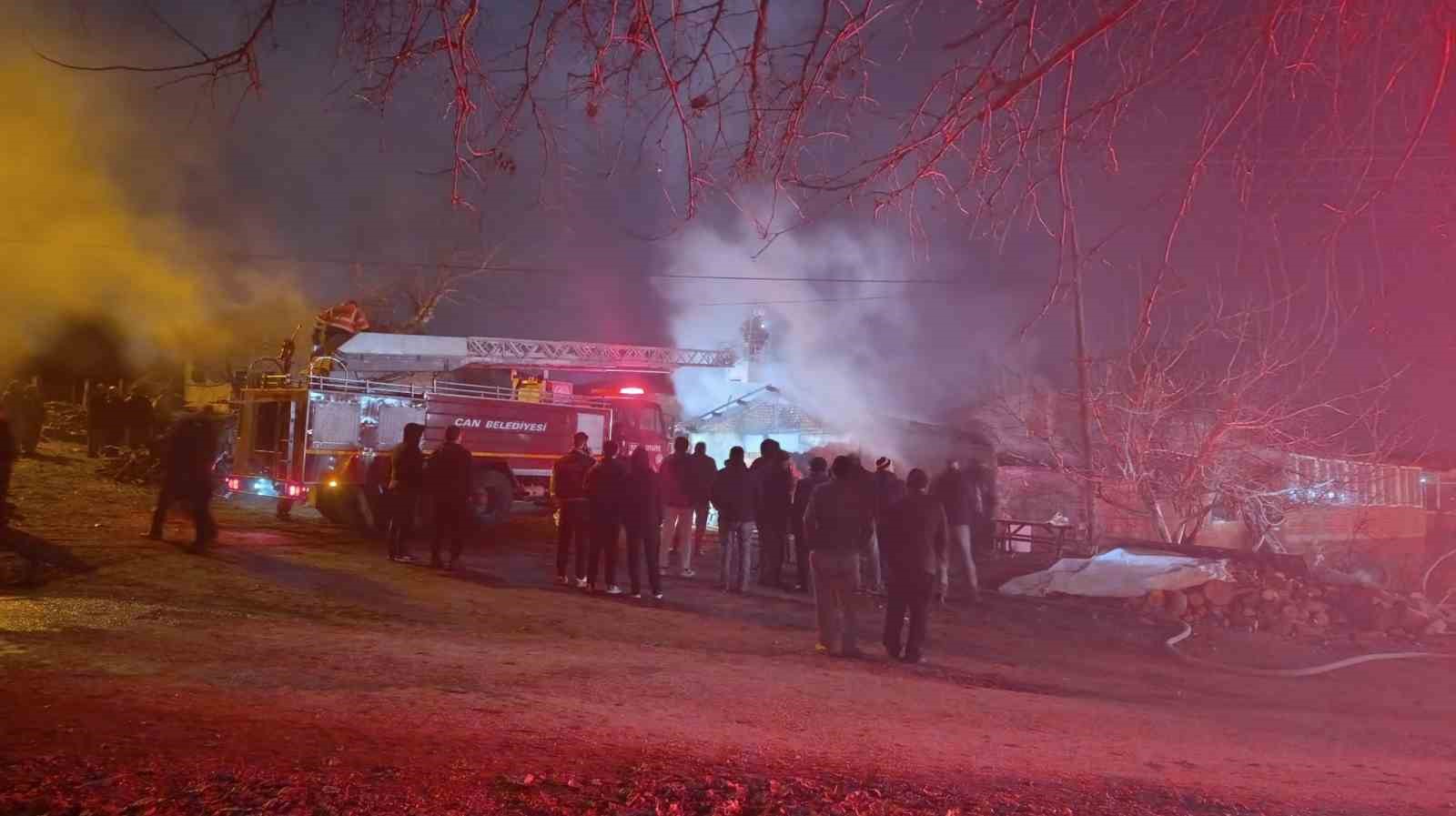 &Ccedil;an&rsquo;da &ccedil;ıkan yangında 1 otomobil ve 1 motosiklet yandı
