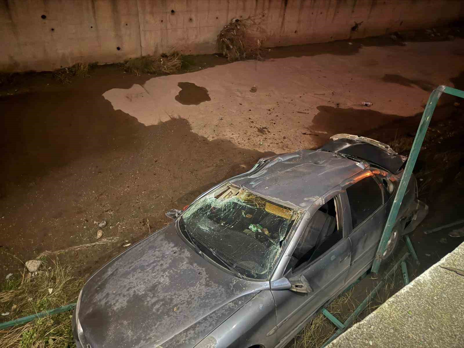 Otomobilin su kanalına u&ccedil;tu: 3 yaralı
