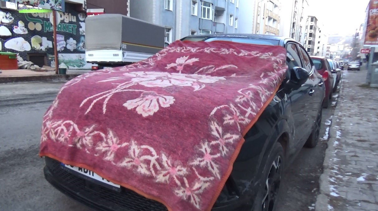 Kars buz tuttu: Termometreler eksi 28&rsquo;i g&ouml;sterdi
