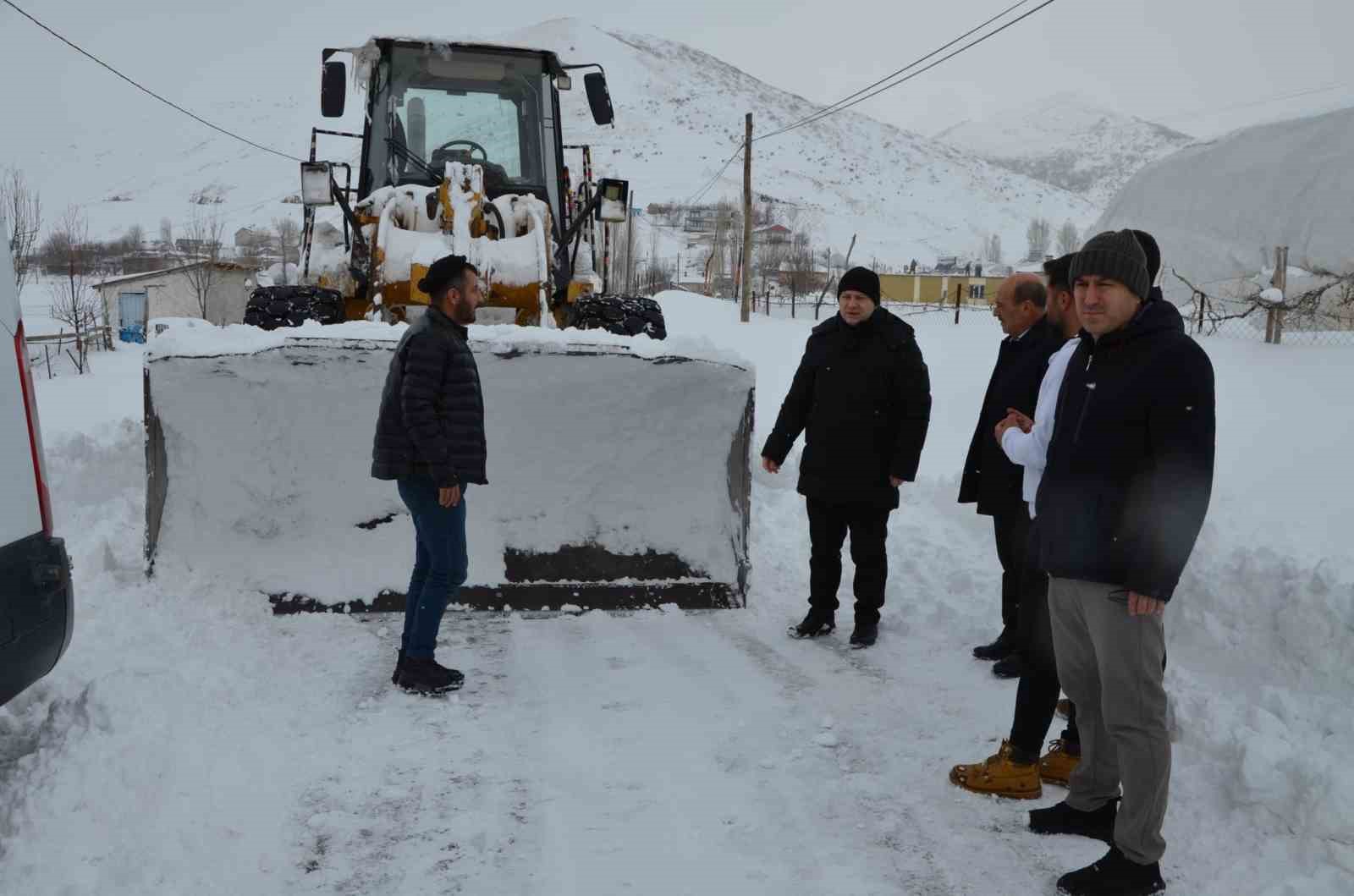 Yolda mahsur kalanların imdadına Kaymakam yetişti
