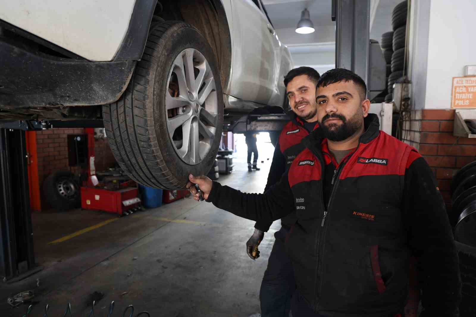 Aydın yıllar sonra buz tuttu, oto lastik&ccedil;ileri ek mesai yaptı
