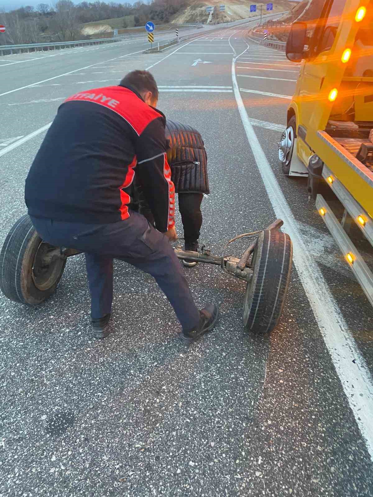 Pınarhisar&rsquo;da otomobil bariyerlere &ccedil;arpıp takla attı: 3 yaralı
