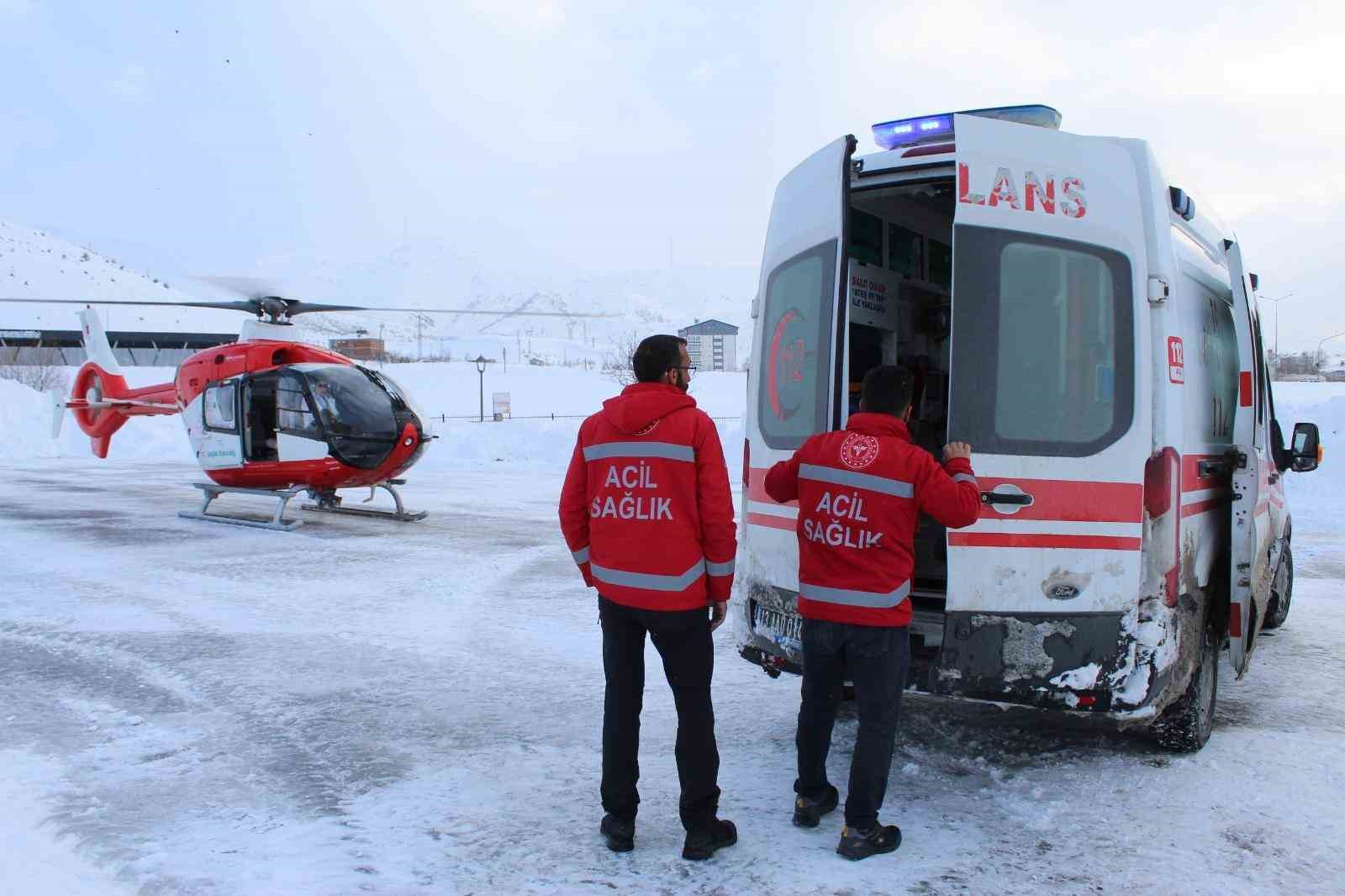 Yolu kapalı köyde rahatsızlanan anne ve bebeği ambulans helikopterle kurtarıldı