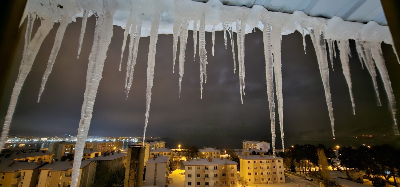 Tatvan’da sibirya soğukları etkili oluyor: Çatılarda metrelerce buz sarkıtları oluştu