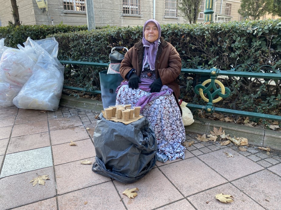 Tam 5 hastalıkla ve 74 yaşında, 9 saat kuş yemi satıp cezaevindeki yakınlarını geçindiriyor