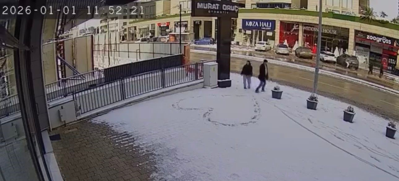 Bursa’da karla kaplanan kaldırımda kalp çizdiler, güvenlik kamerasını izleyenlerin içi ısındı