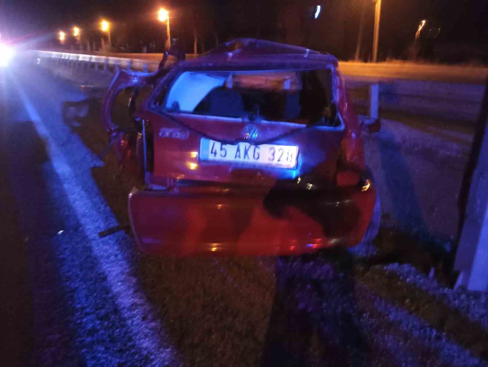 Manisa&rsquo;da otomobil elektrik direğine &ccedil;arptı: 2 &ouml;l&uuml;, 1 ağır yaralı
