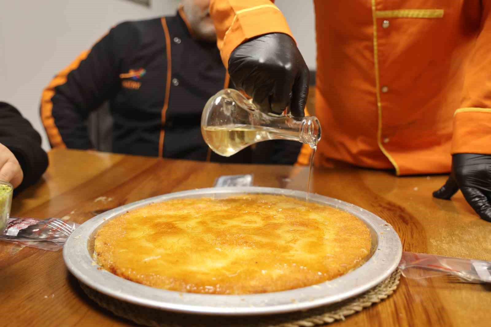 D&uuml;nyanın en iyi tatlısı se&ccedil;ilen &lsquo;Antakya K&uuml;nefesi&rsquo; down sendromlu Mehmet&rsquo;in ellerinde tat buluyor
