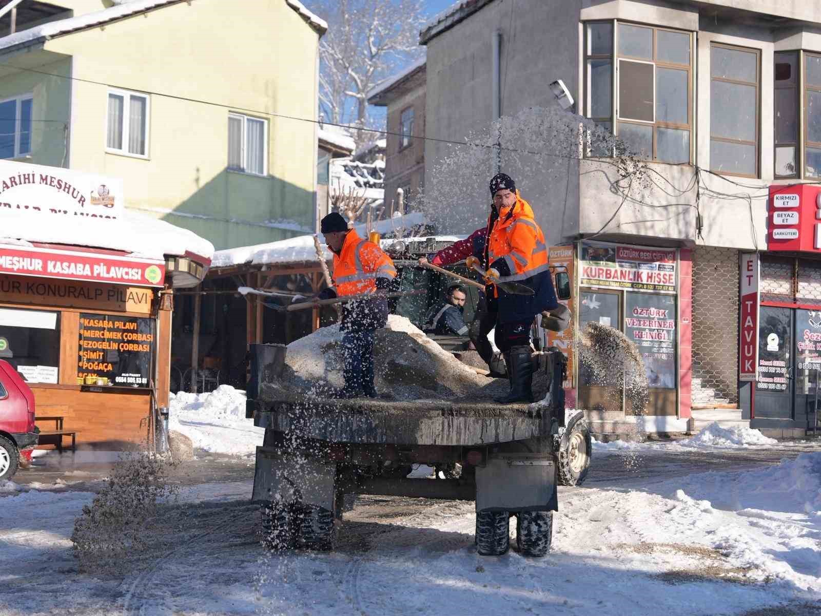 D&uuml;zce Belediyesi yolları a&ccedil;ık tuttu ulaşım sekteye uğramadı
