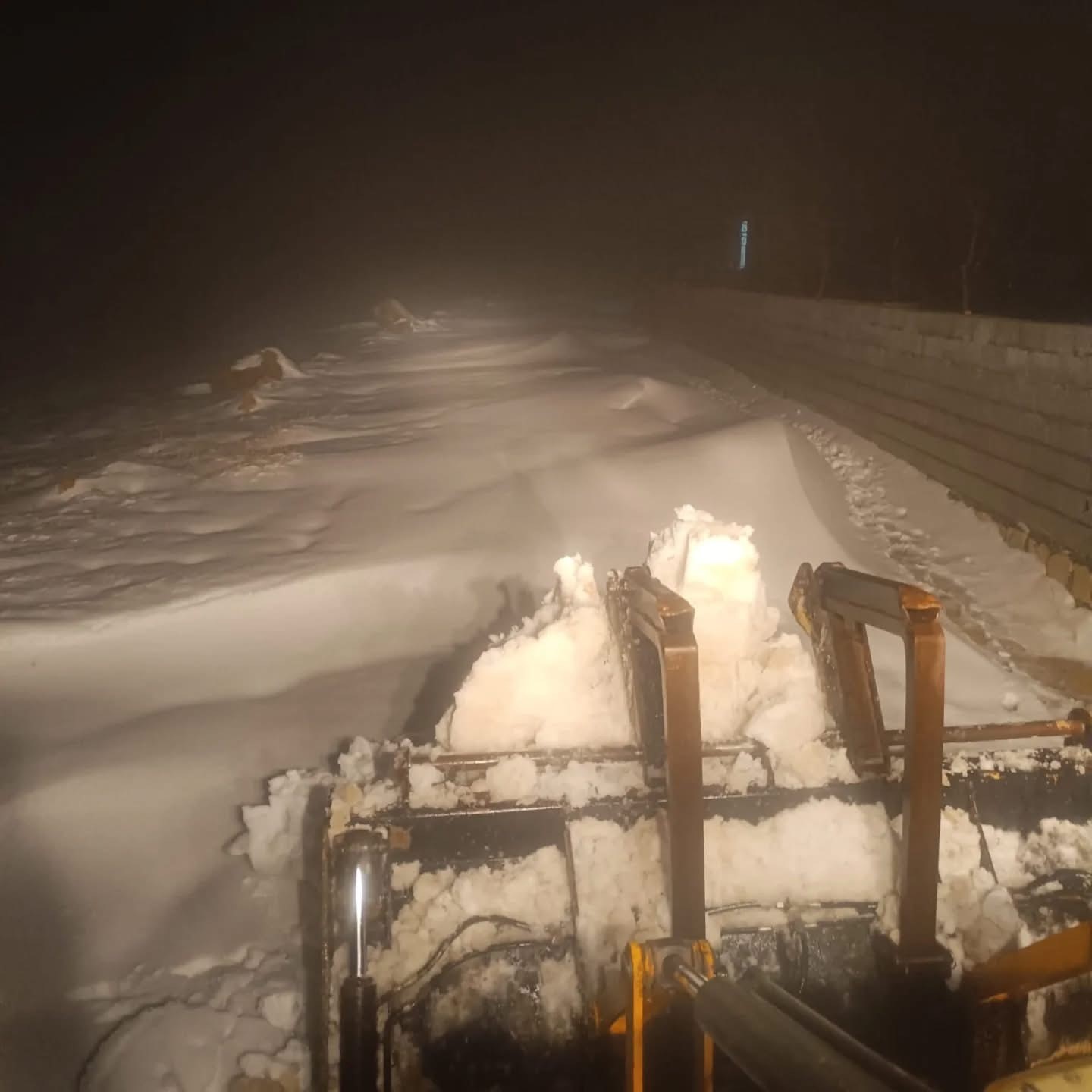 Mardin B&uuml;y&uuml;kşehir Belediyesi&rsquo;nden Mazıdağı&rsquo;nda kar seferberliği
