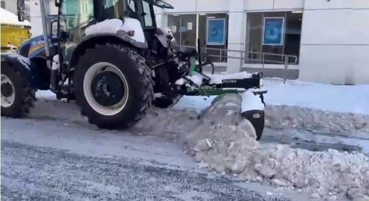 Karsta esnaf karla m&uuml;cadeleye satış yaptığı trakt&ouml;rlerle destek verdi
