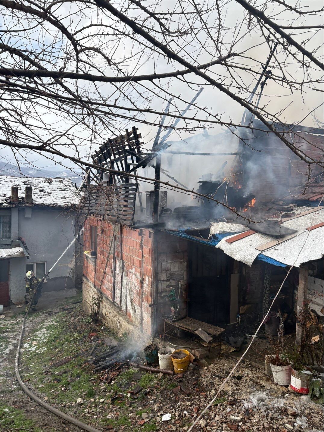 İneg&ouml;l&rsquo;de korkutan yangın: tek katlı ev k&uuml;le d&ouml;nd&uuml;
