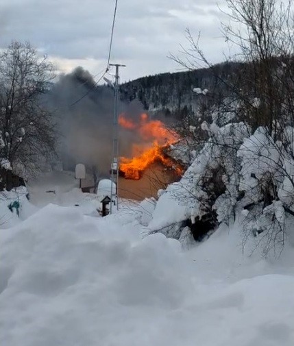 Bartın&rsquo;da 1125 metre rakımda &ccedil;ıkan ev yangını korkuttu
