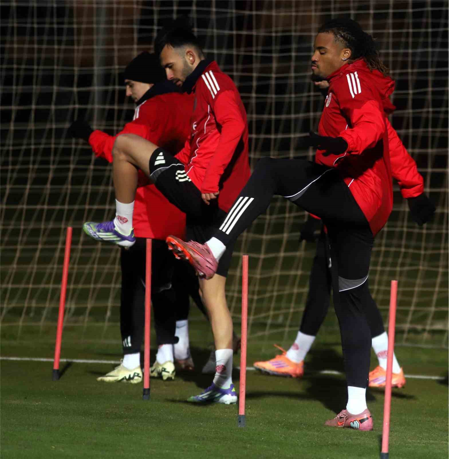 Antalyaspor, Sami Uğurlu yönetiminde ilk antrenmanına çıktı