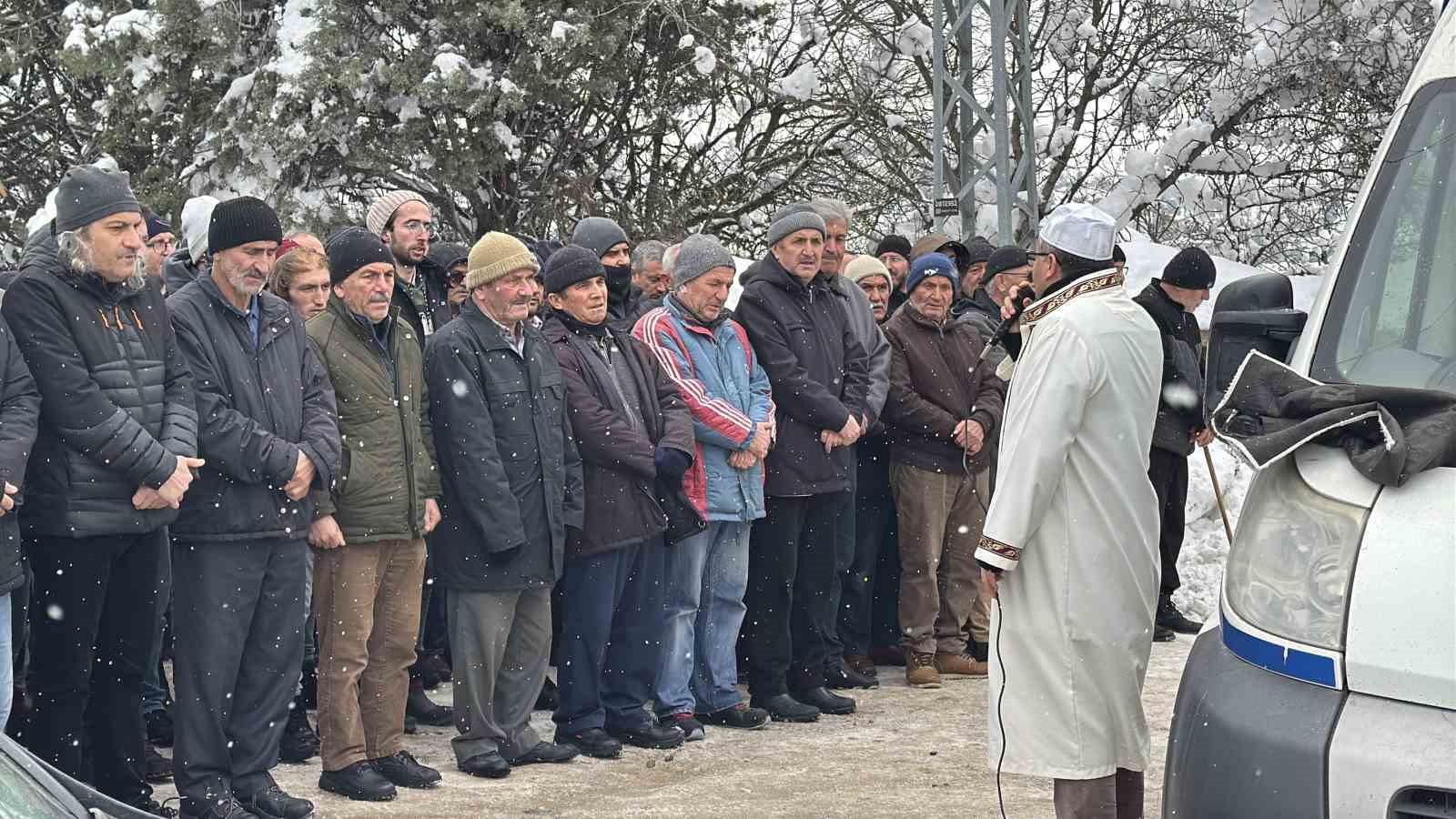 Karab&uuml;k&rsquo;te bah&ccedil;ede donmuş halde bulunan yaşlı kadın toprağa verildi
