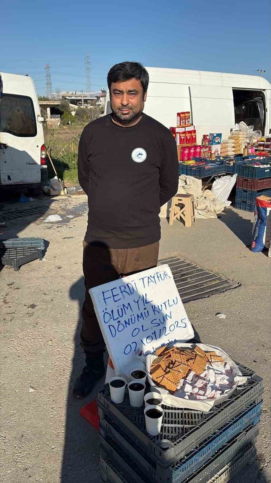 Ferdi Tayfur&rsquo;un &ouml;l&uuml;m yıld&ouml;n&uuml;m&uuml;nde lokum ve bisk&uuml;vi dağıttı
