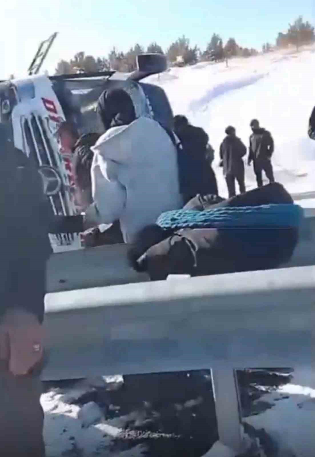 Ardahan&rsquo;dan gelen yolcu otob&uuml;s&uuml; Susuz&rsquo;da devrildi: 17 yaralı
