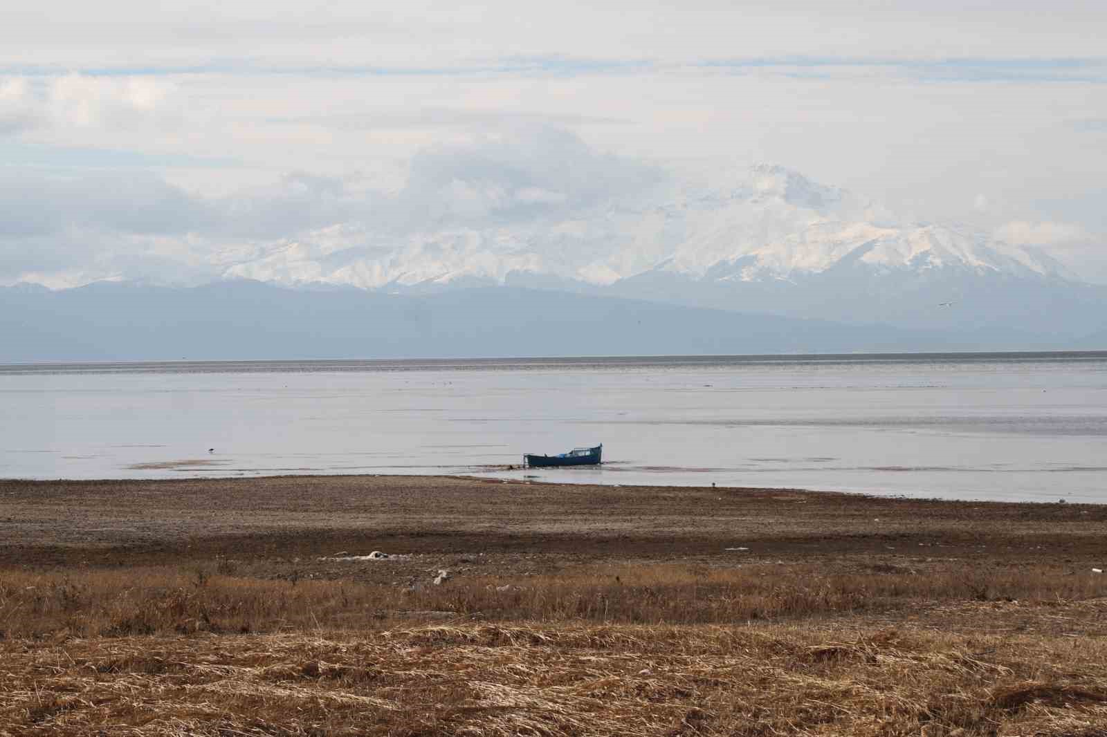Şiddetli soğuklar Beyşehir G&ouml;l&uuml; kıyılarının buz tutmasına yol a&ccedil;tı

