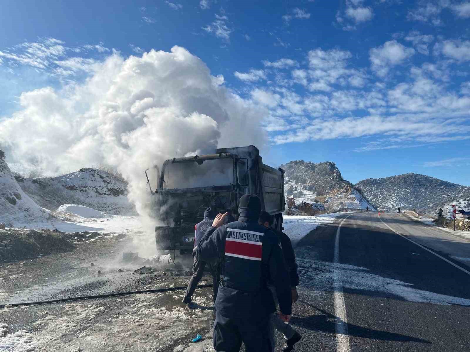 Yozgat&rsquo;ta kamyon yandı, kullanılamaz hale geldi
