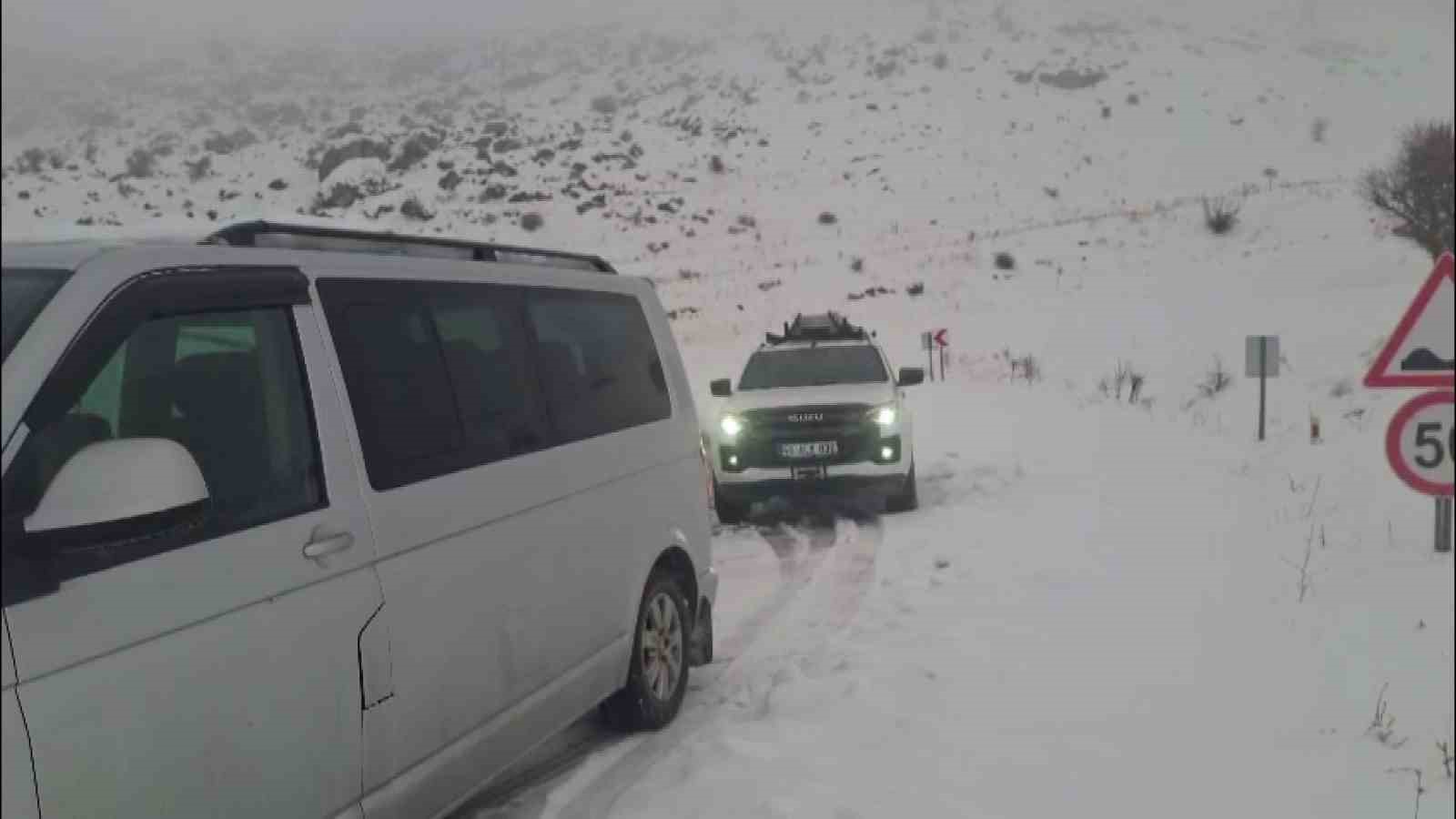 Ara&ccedil;lar karlı yolda mahsur kaldı
