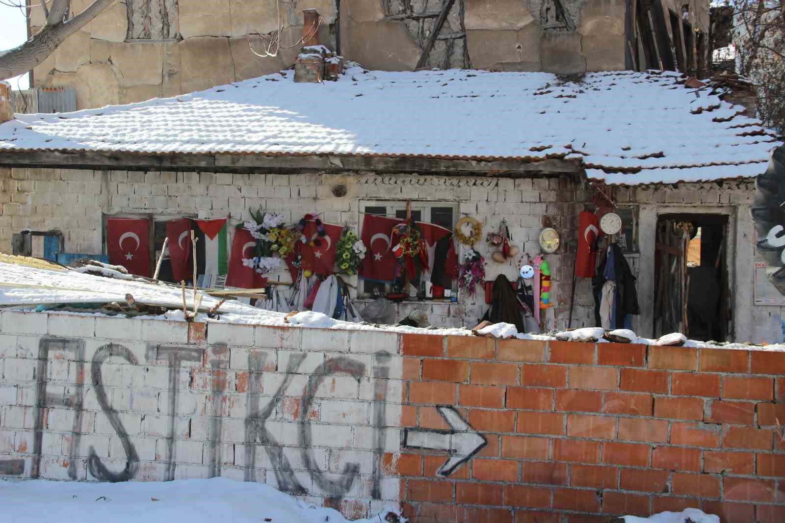 79 yaşındaki adamın bayrak hassasiyeti: Atık toplarken bulduğu bayrakları evinin duvarına asıyor
